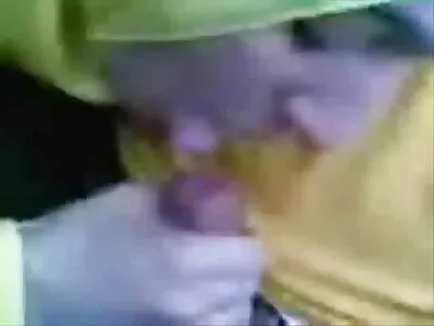 دختر ناز رابطه ویدیو سکس پسر جنسی دارد و روی صورت خود تقدیر می کند