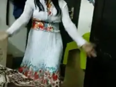 دختر دوست داشتنی با سکس لونی تونز عینک خروس بزرگ را می مکد