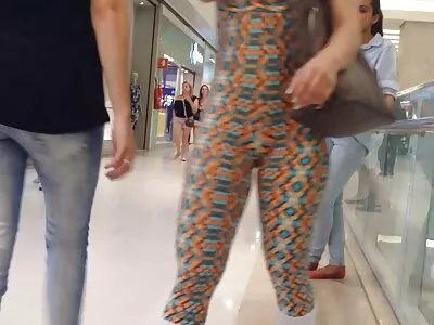 بلوند با ويديوسكس گربه شگفت انگیز خود بازی می کند